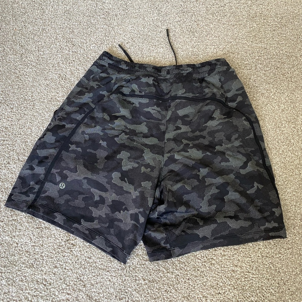 Men’s lululemon lined shorts (M)